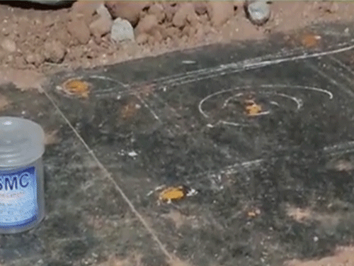 गड्डे के पास की पूजा की जा रही थी।