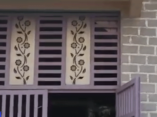 इसी घर के अंदर खोदा गया था गड्ढा। यहीं से पुलिस ने बच्चे को बचाया।