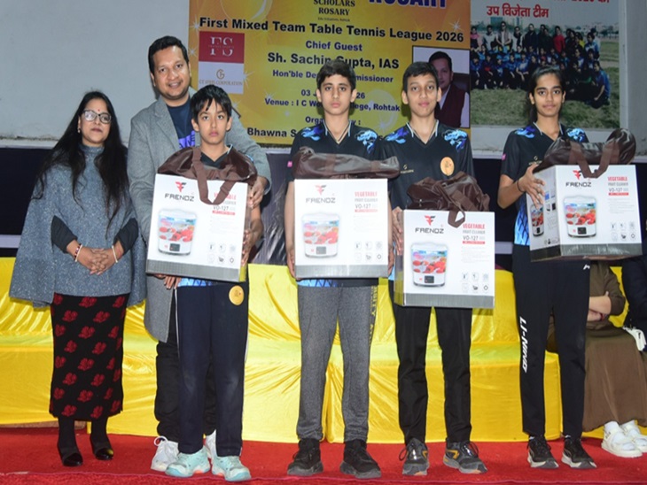 प्रथम मिश्रित टेबल टेनिस चैंपियनशिप के विजेता खिलाड़ियों को सम्मानित करते डीसी सचिन गुप्ता।