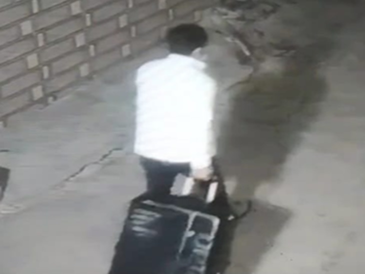 हिमानी नरवाल की हत्या के बाद शव को सूटकेस में डालकर ले जाता आरोपी सचिन।