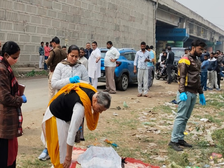 घटनास्थल पर हिमानी नरवाल का शव मिलने के बाद जांच करती एफएसएल एक्सपर्ट।