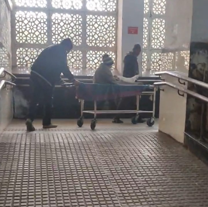 करीब एक महीने से तैयार पड़ी लिफ्ट प्रशासन ने अब तक चालू नहीं की है। इससे मरीजों को परेशानी हो रही है।