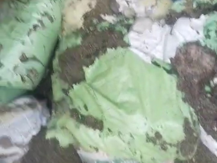 कमरे में रखे मूंग और ग्वार के अनाज के कट्टों ने आग पकड़ ली, जिससे आग तेजी से फैल गई।