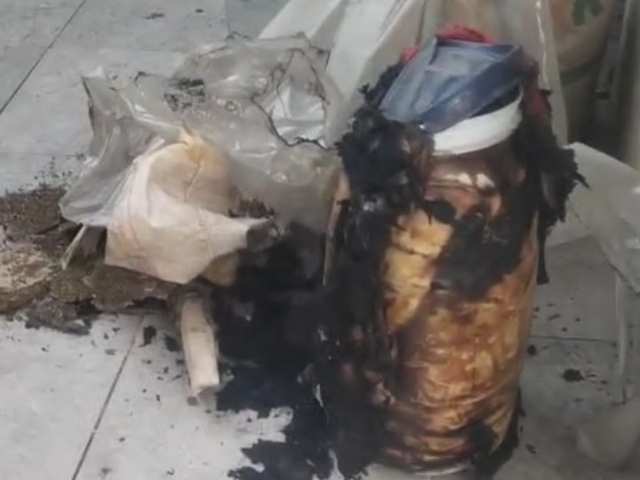 शॉर्ट सर्किट के कारण लगी इस आग में अनाज और घरेलू सामान जलकर राख हो गया।