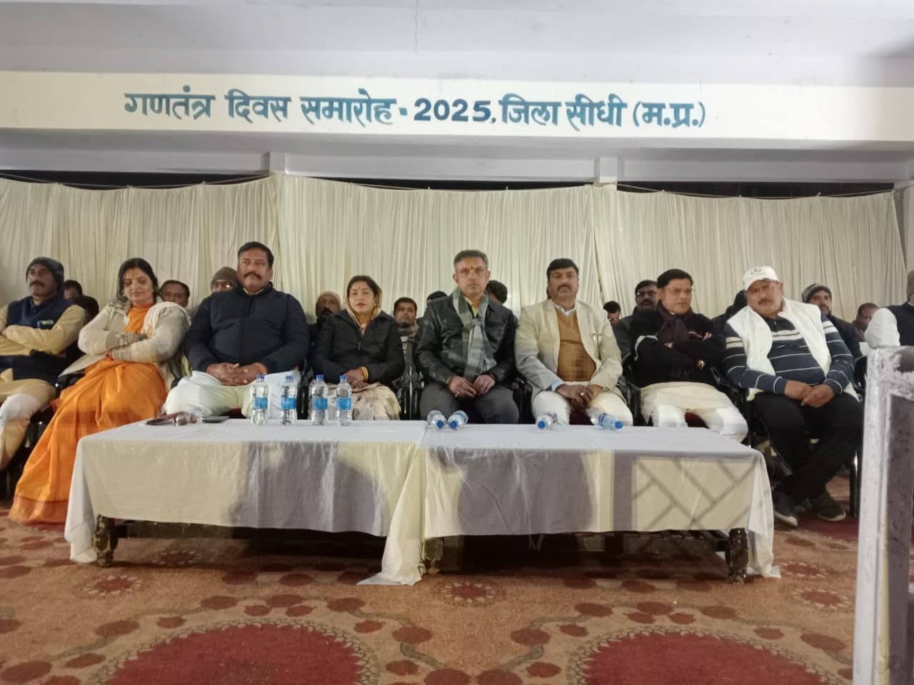 उद्घाटन समारोह में मौजूद खिलाड़ी, दर्शक और आयोजन समिति के सदस्य।