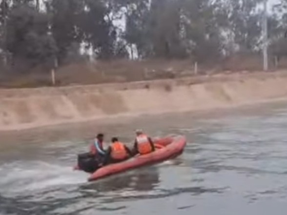 नहर में सर्च अभियान चला रही एसडीआरएफ की टीम