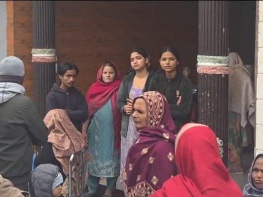 मौके पर मौजूद परिवार की महिलाएं।