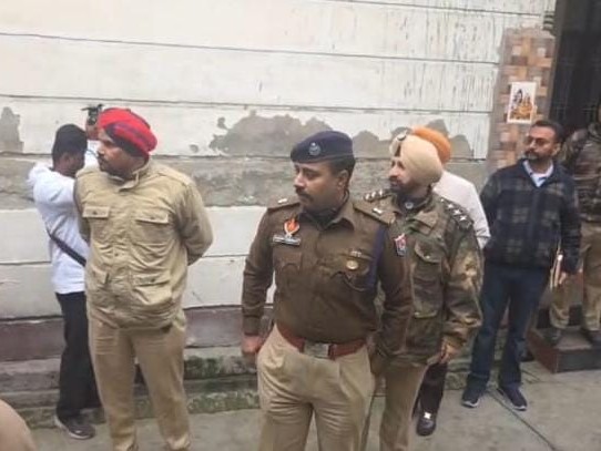 मौके पर तैनात पुलिस।