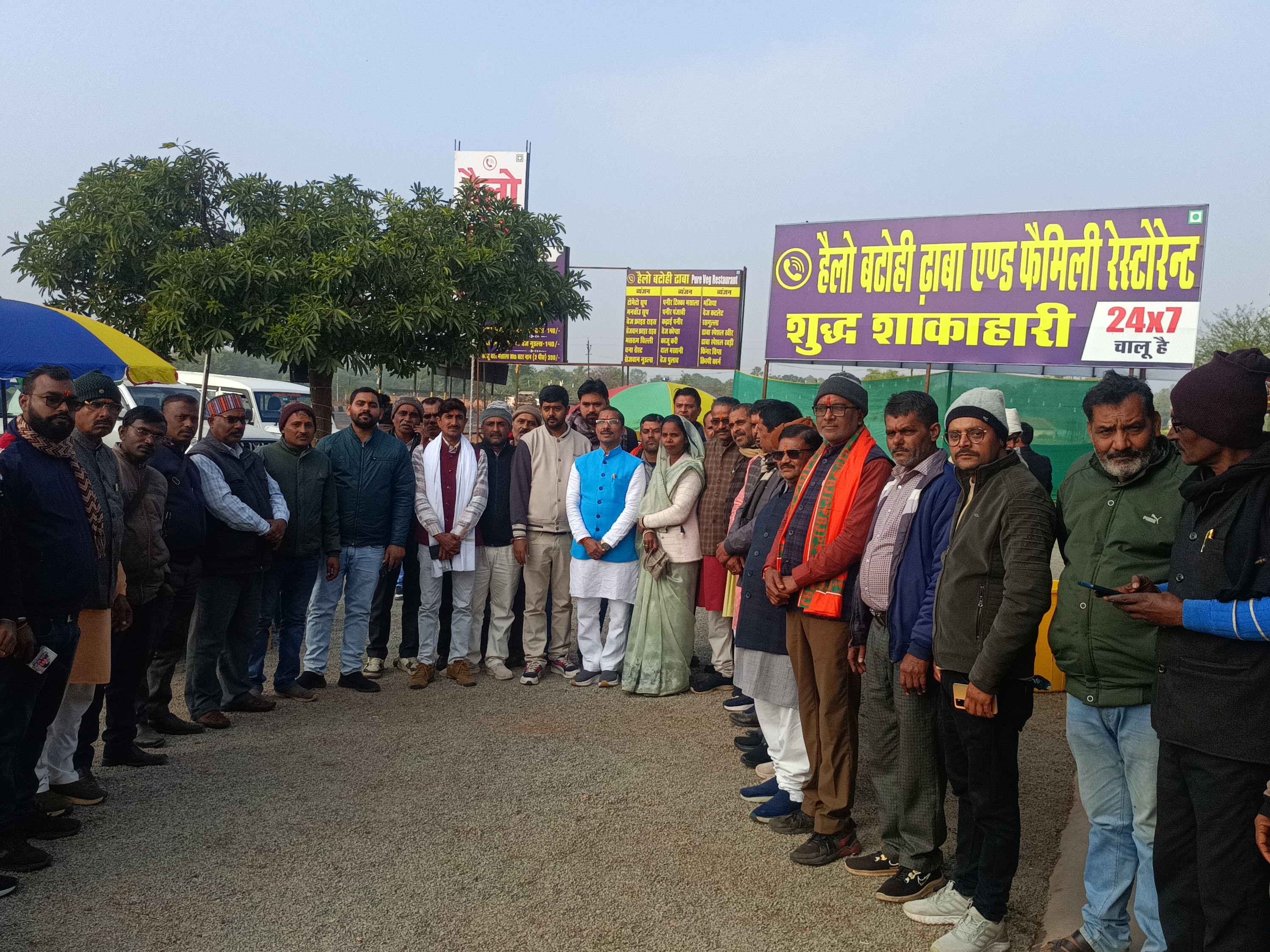 कार्यक्रम में उपस्थित पत्रकार और जनप्रतिनिधि।