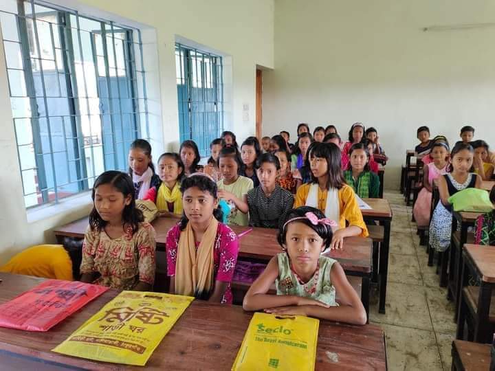 बांग्लादेश के दिनाजपुर जिले में वैदिक स्कूल। BJHM देशभर में ऐसे 350 से ज्यादा स्कूल चलाता है।