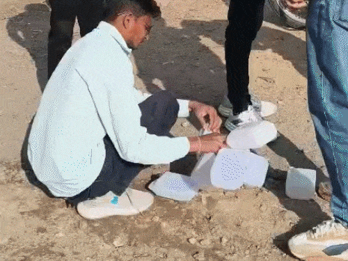 गांधीनगर के सेक्टर-24, 28 और आदिवाड़ा इलाके के लोग इससे सबसे ज्यादा प्रभावित हैं। - Dainik Bhaskar