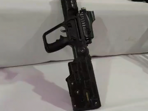 नक्सल कमांडर देवा अपने साथ तावोर राइफल भी लेकर आया।