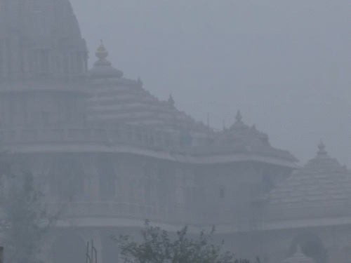 अयोध्या राम मंदिर कोहरे में छिप गया। 50 मीटर से दूर से देखना मुश्किल था।