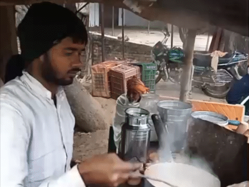 गाजीपुर में बादल छाए हैं। सर्द हवाओं से ठिठुरन बढ़ गई है। सुबह लोग चाय की चुस्की लेते नजर आए।