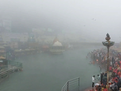 उत्तराखंड के हरिद्वार में हर की पौड़ी में तापमान 9°C पहुंचा। इस दौरान भक्तों ने गंगा में स्नान किया।