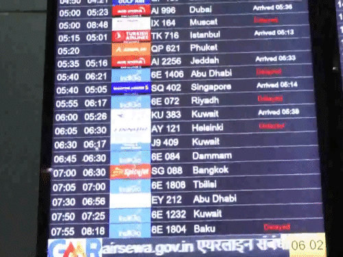 दिल्ली में इंदिरा गांधी इंटरनेशनल एयरपोर्ट पर पैसेंजर्स फ्लाइट का इंतजार कर रहे हैं। कोहरे के चलते कई फ्लाइट देरी से उड़ीं।