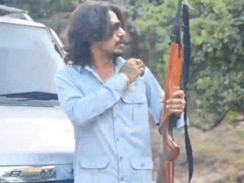 वीडियो में तीनों के हाथ में अलग-अलग एयर राइफल दिखा।