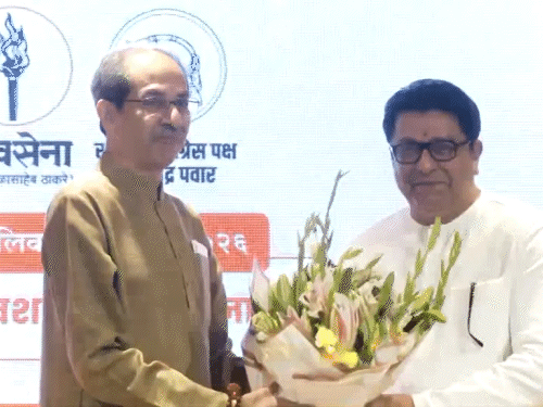 शिवसेना भवन में उद्धव और राज ठकरे ने पार्टी मेनिफेस्टो रिलीज किया। - Dainik Bhaskar