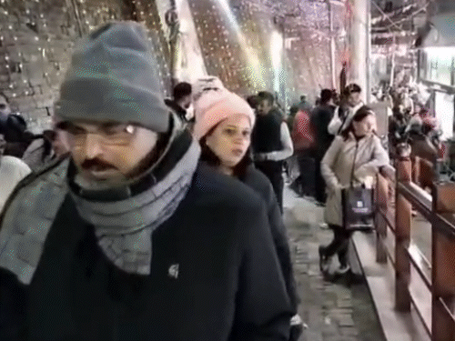 शिमला के म़ॉल रोड पर घूमते हुए टूरिस्ट।