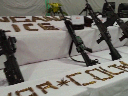 USA मेड कॉल्ट M4 समेत अन्य राइफल और हथियार।