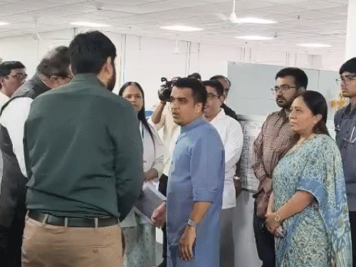 उपमुख्यमंत्री हर्ष संघवी ने शनिवार को गांधीनगर सिविल अस्पताल का दौरा किया।