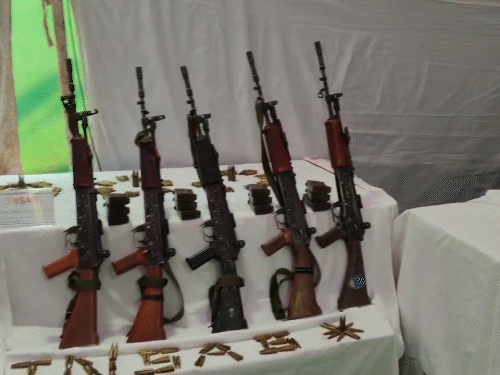 दावा है पहली बार बटालियन टीम से ये विदेशी बंदूकें बरामद की गई हैं।