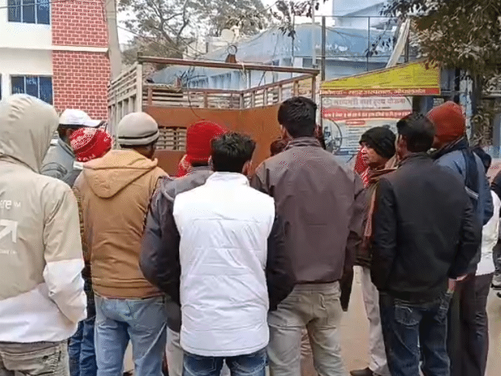 मौके पर जुटी लोगों की भीड़।