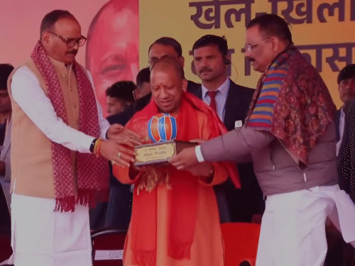 सीएम योगी को डिप्टी सीएम और काशी के महापौर अशोक तिवारी ने स्मृति चिह्न भेंट किया।