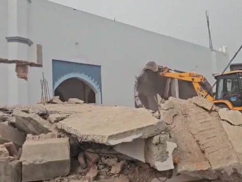 दो बुलडोजरों से मस्जिद को तोड़ा जा रहा है। मौके पर भारी संख्या में फोर्स तैनात है।