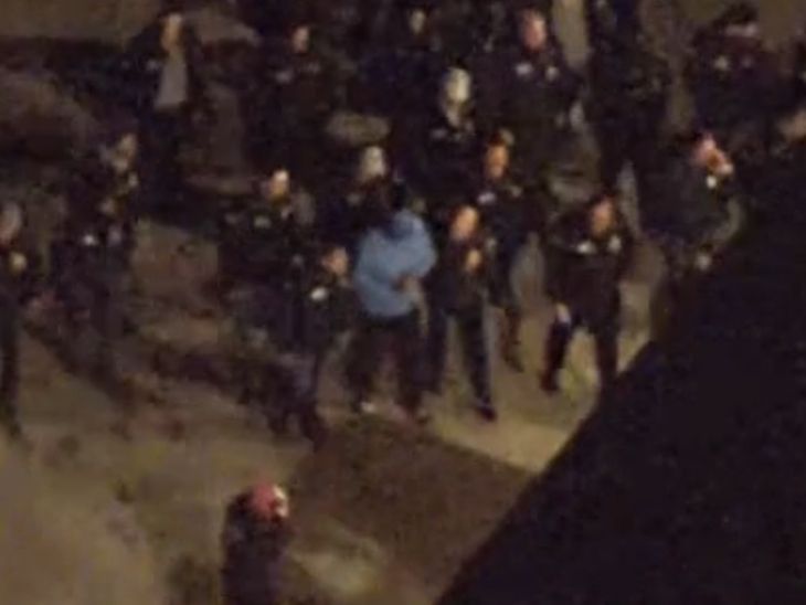 तस्वीर न्यूयॉर्क के स्टुअर्ट एयर नेशनल गार्ड बेस की है। ब्लू जैकेट में वेनेजुएला के राष्ट्रपति निकोलस मादुरो ।