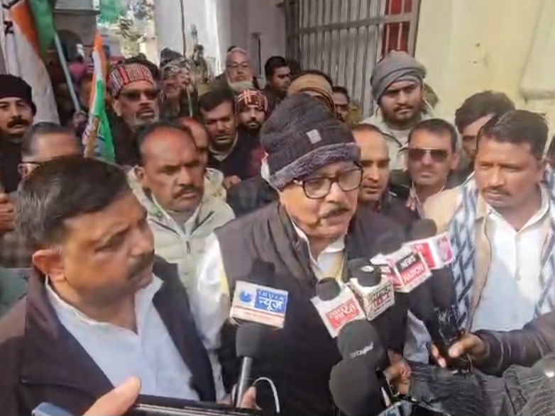 मीडिया से चर्चा करते विधायक।