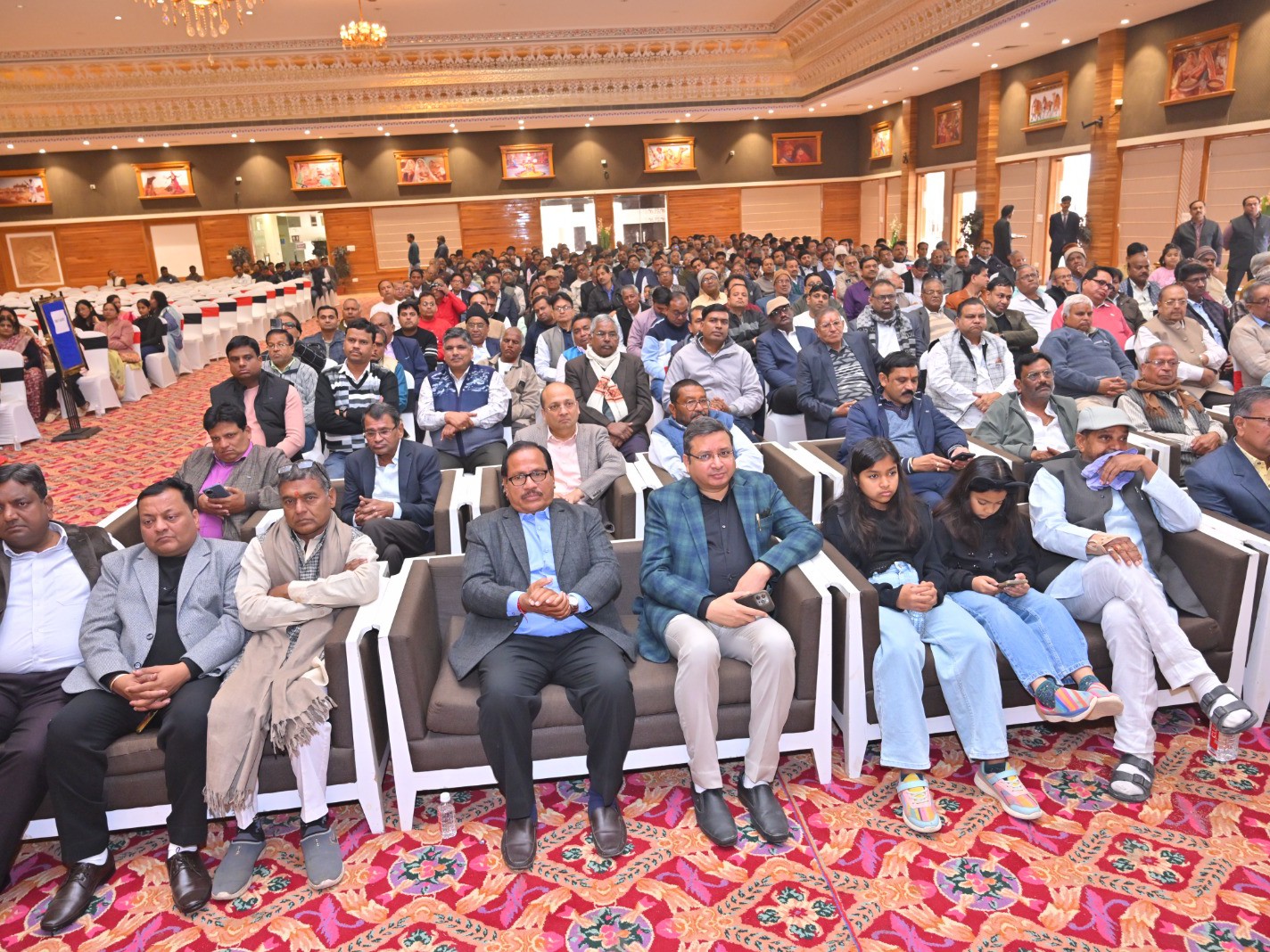 सम्मान समारोह में मौजूद रहे अग्रवाल समाज के लोग।