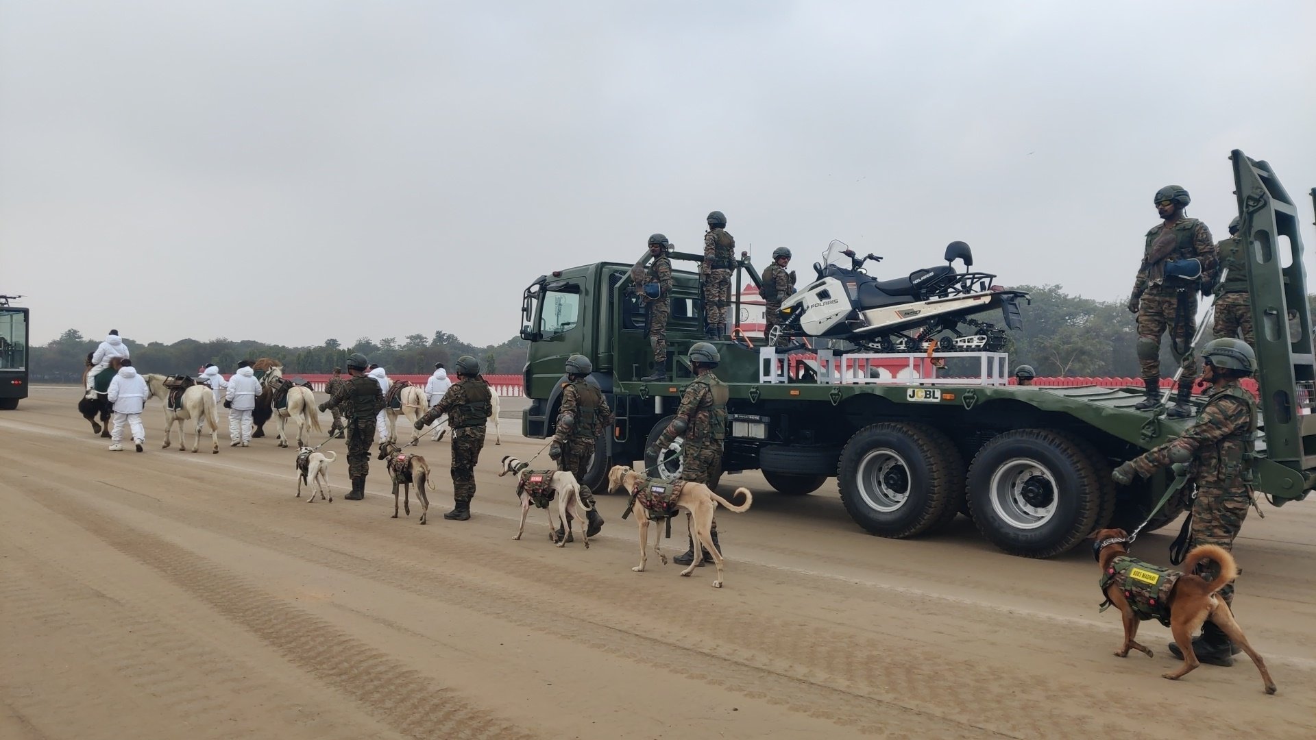 पहली बार भारतीय स्वदेशी नस्लों के 10 कुत्ते, जिनमें मुधोल हाउंड, रामपुर हाउंड, चिप्पिपराई, कोम्बई और राजपालयम मार्च करेंगे। साथ ही 6 कन्वेंशनल मिलिट्री डॉग भी होंगे।