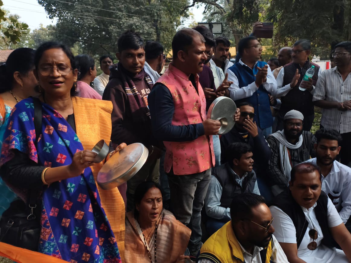 कार्यकर्ताओं ने थाली बजाकर इंदौरी की घटना का विरोध किया।