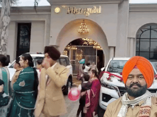 फायरिंग के बाद शादी समारोह में अफरातफरी का माहौल रहा। इनसेट में सरपंच जरमल सिंह का फाइल फोटो। - Dainik Bhaskar