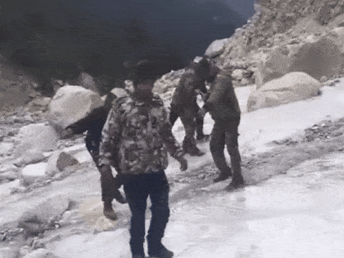 उत्तराखंड के उत्तरकाशी में रविवार को भागीरथी नदी जम गई।