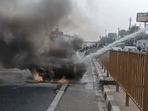 फरीदाबाद में चौक के पास चलती कार में आग:  चालक की सूझबूझ से सवार तीन लोगों ने बाहर निकल बचाई जान – Faridabad News