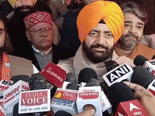 हरियाणा सीएम मीडिया से बातचीत करते हुए।