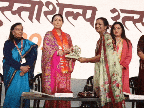 जोधपुर के रामलीला मैदान में प्रदेश स्तरीय महिला उद्यमी सम्मेलन में उपमुख्यमंत्री दीया कुमारी ने महिलाओं-बालिकाओं को सम्मानित किया।