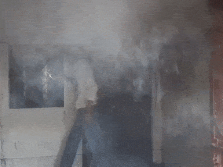 A spark from a mattress caused a house fire, burning two rooms to ashes. | गद्दे पर आई चिंगारी से घर में आग,दो कमरे खाक: रीवा में 8 लाख का नुकसान; पड़ोसियों