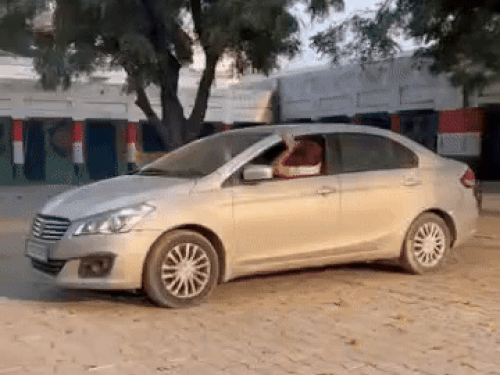 कूदकर गाड़ी में बैठने वाला स्टंट करते करण मलिक।