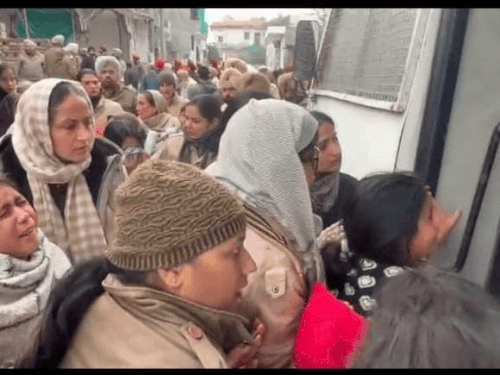 विरोध करती महिलाओं को पकड़ती पुलिस।