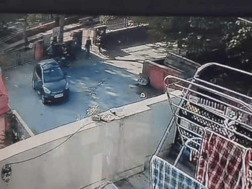 महिला अहिन्या पार्क के गेट के पास खड़ी थी उनके साथी कार को बैक ले रहे थे पास में वहां दो बाइक सवार खड़े थे जो चेन तोड़कर फरार हो गए