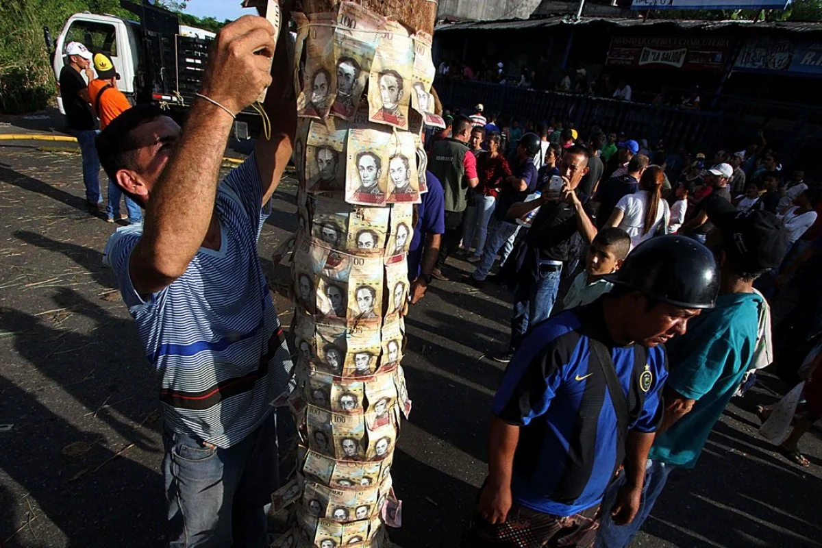 वेनेजुएला में हाइपरइन्फ्लेशन का आलम यह था कि लोगों ने विरोध में नोटों को खंभों पर चिपका दिया था। यहां एक दर्जन अंडे खरीदने के लिए भी लोगों को नोटों से भरा झोला लेकर जाना पड़ता था।