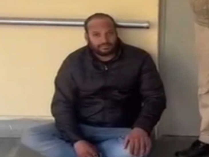 साथी इरफान खान की मदद से FIR को एडिट कर शब्दों की मैचिंग करवाई थी।