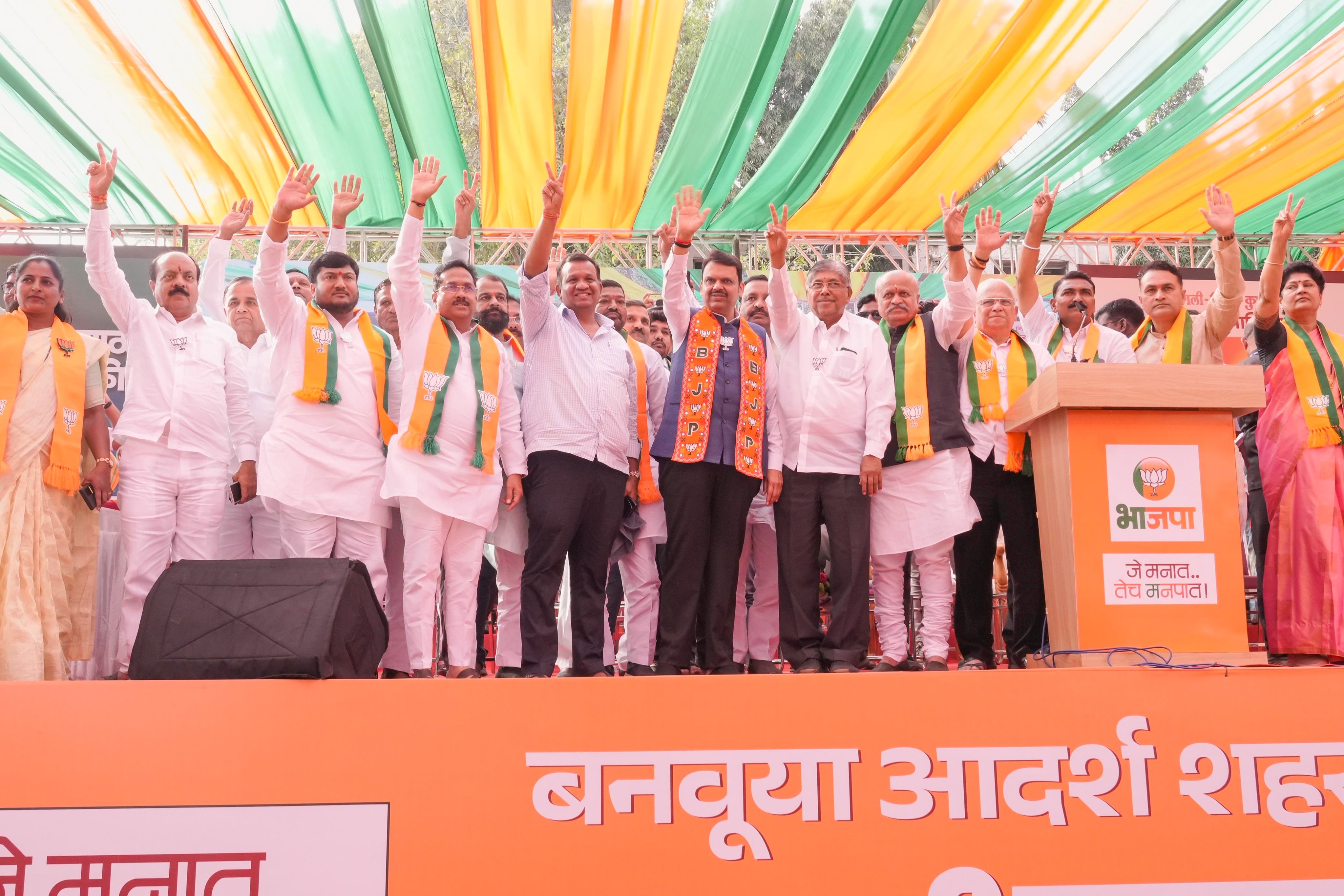 વર્લીમાં રેલી દરમિયાન હાજર દેવેન્દ્ર ફડણવીસ અને અન્ય પક્ષના નેતાઓ.