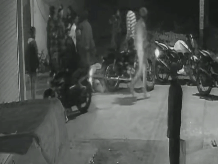 जब आरोपी चाकू मार रहे थे तब मोहल्ले के कुछ लोग चुपचाप खड़े देख रहे थे।