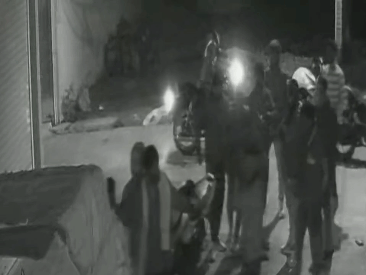 बदमाशों ने पहले शुभम को पीटा फिर चाकुओं से गोद डाला और भाग गए।