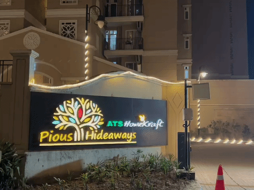 दोनों इसी सोसाइटी में एक ही फ्लैट में रहते थे।