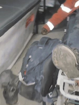 गंभीर हालत में रेलवे कर्मचारी को एम्बुलेंस से अस्पताल ले जाया गया।